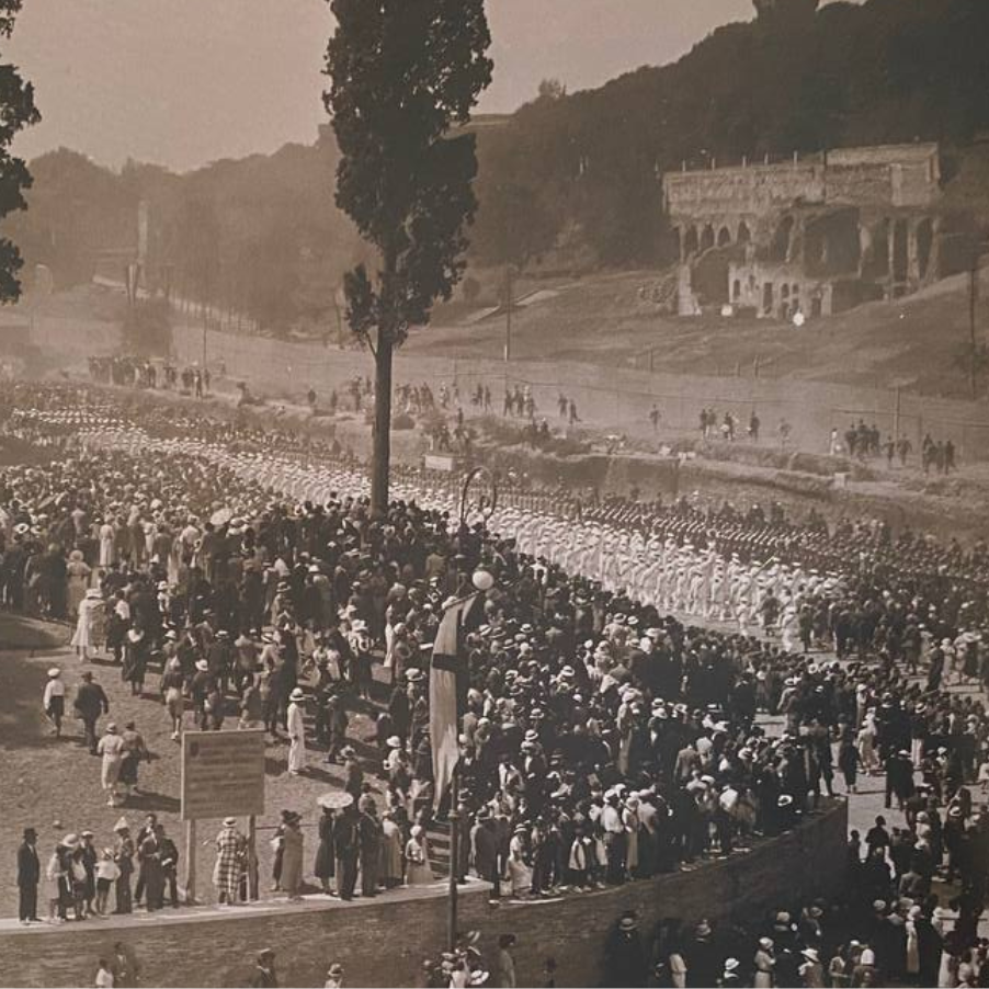 La lunga "linea" bianca delle divise indossate dagli Ufficiali: all'inizio della sfilata e al momento di passare sotto l'Arco di Costantino.