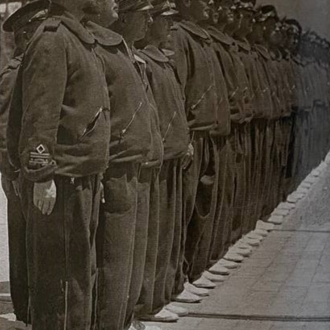 Idroscalo di Orbetello, mattino del 1° Luglio 1933. Cerimonia dell'alzabandiera, a pochi minuti dalla partenza.