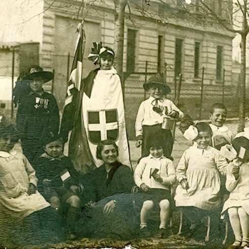1930 Brescia - all'asilo si parla di Patria