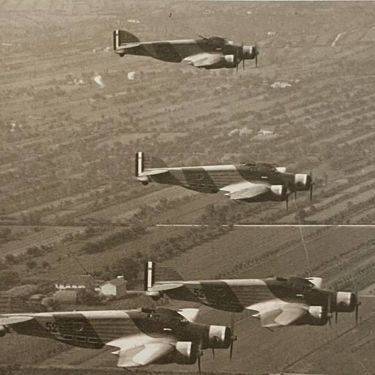 Addestramento al volo in formazione "di guerra" sulla pianura emiliana ad opera di quattro S.M.79.