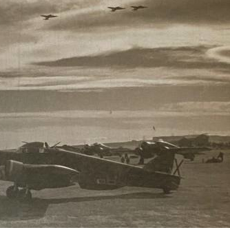 Aeroporto di Venezuela: l'istantanea "ferma" un aspetto dell'attività sulla base del "111°". Apparecchi in sosta ed altri, con i motori in moto, pronti alla partenza.