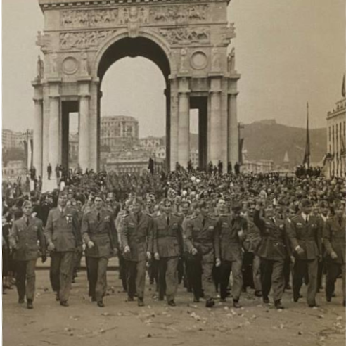 Genova, Giugno 1939. La trionfale accoglienza tributata agli Aviatori italiani reduci dalle Operazioni militari Spagna, subito dopo lo sbarco