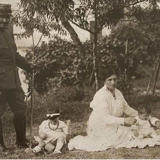 Pesaro, 1916 - la famiglia Leonardi: papà Leonardo, Capitano di Fanteria, la promogenita Elisa di anni due, mamma Matilde e il piccolo Alberto, di pochi mesi
