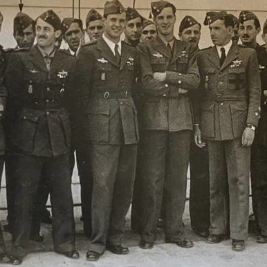 Porto di Càdiz. Un folto gruppo di Ufficiali piloti dell'Aviazione "Legionaria" - in perfetta uniforme - si concede al fotografo prima dell'imbarco