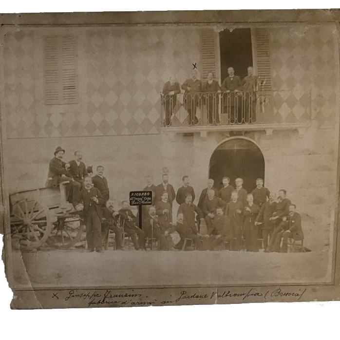 Tutto il personale, in posa, innanzi alla sede direzionale della "Fratelli Franzini"