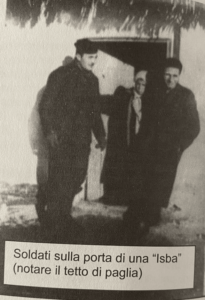 Soldati sulla porta di una isba