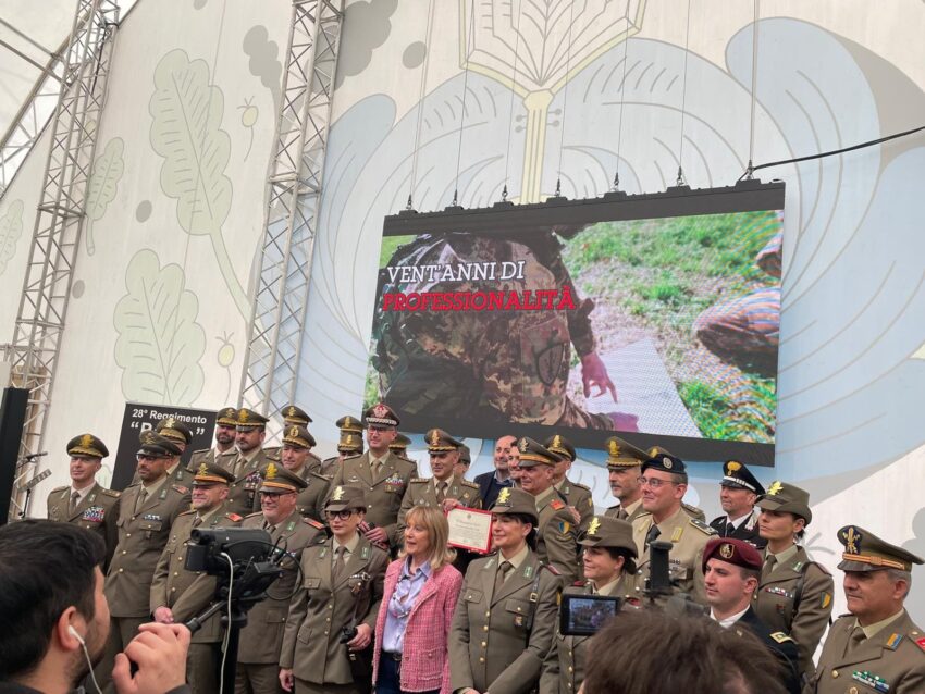 2024-04-20-Consegna da parte dell’Amministrazione comunale dell’attestato di ricoscenza al 28* rgt. “Pavia” per il ventennale della sua riconfigurazione 2024-04-20-Consegna da parte dell’Amministrazione comunale dell’attestato di ricoscenza al 28* rgt. “Pavia” per il ventennale della sua riconfigurazione