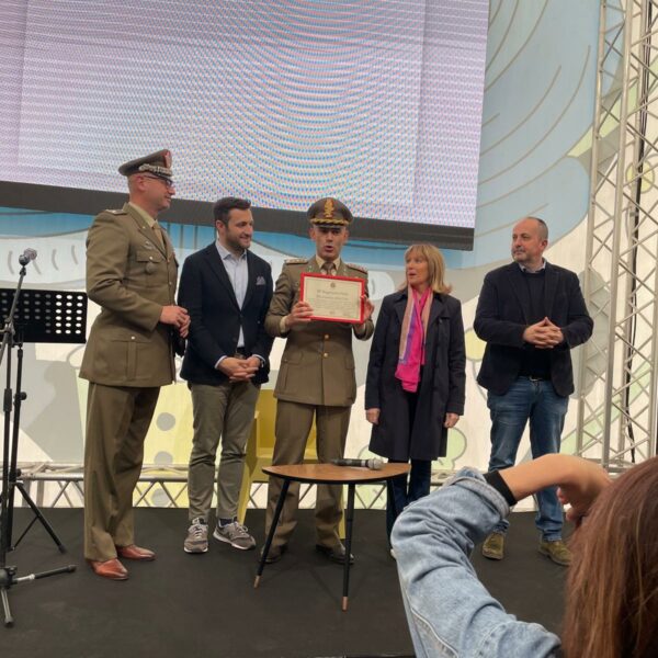 2024-04-20-Consegna da parte dell’Amministrazione comunale dell’attestato di ricoscenza al 28* rgt. “Pavia” per il ventennale della sua riconfigurazione