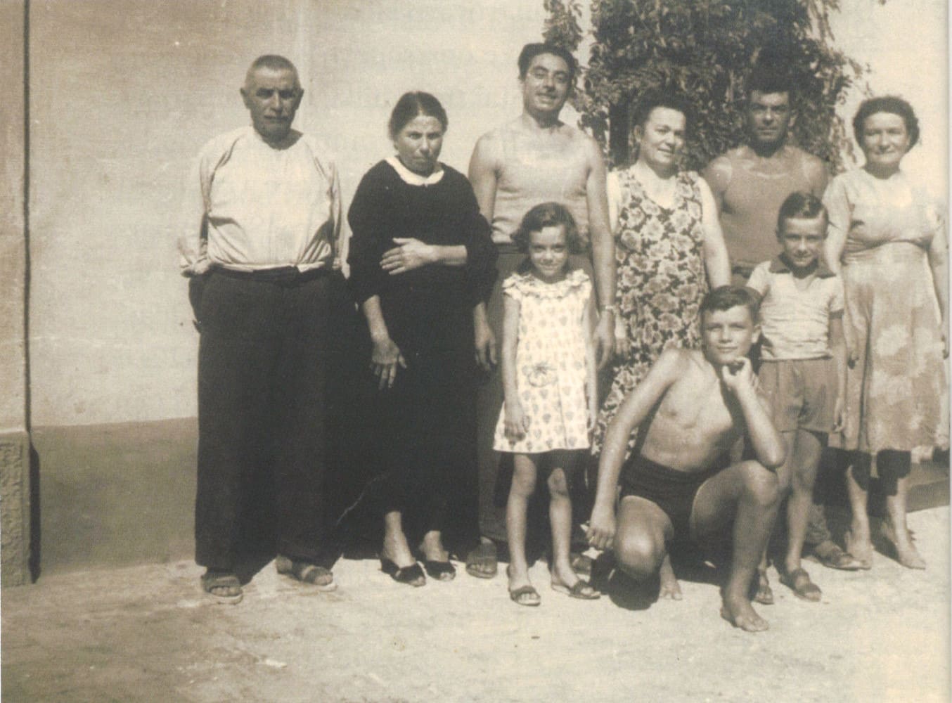 Ponte Sasso (Fano), 1940 circa. La piccola Luciana (al centro della foto) con la famiglia paterna. Da sinistra: il nonno Luigi Cecchini e sua moglie Maria; alle spalle di Luciana il babbo Guerrino e la mamma Carla e, infine, zio Attilio, sua moglie Duilia e i loro figli Giorgio e Sergio