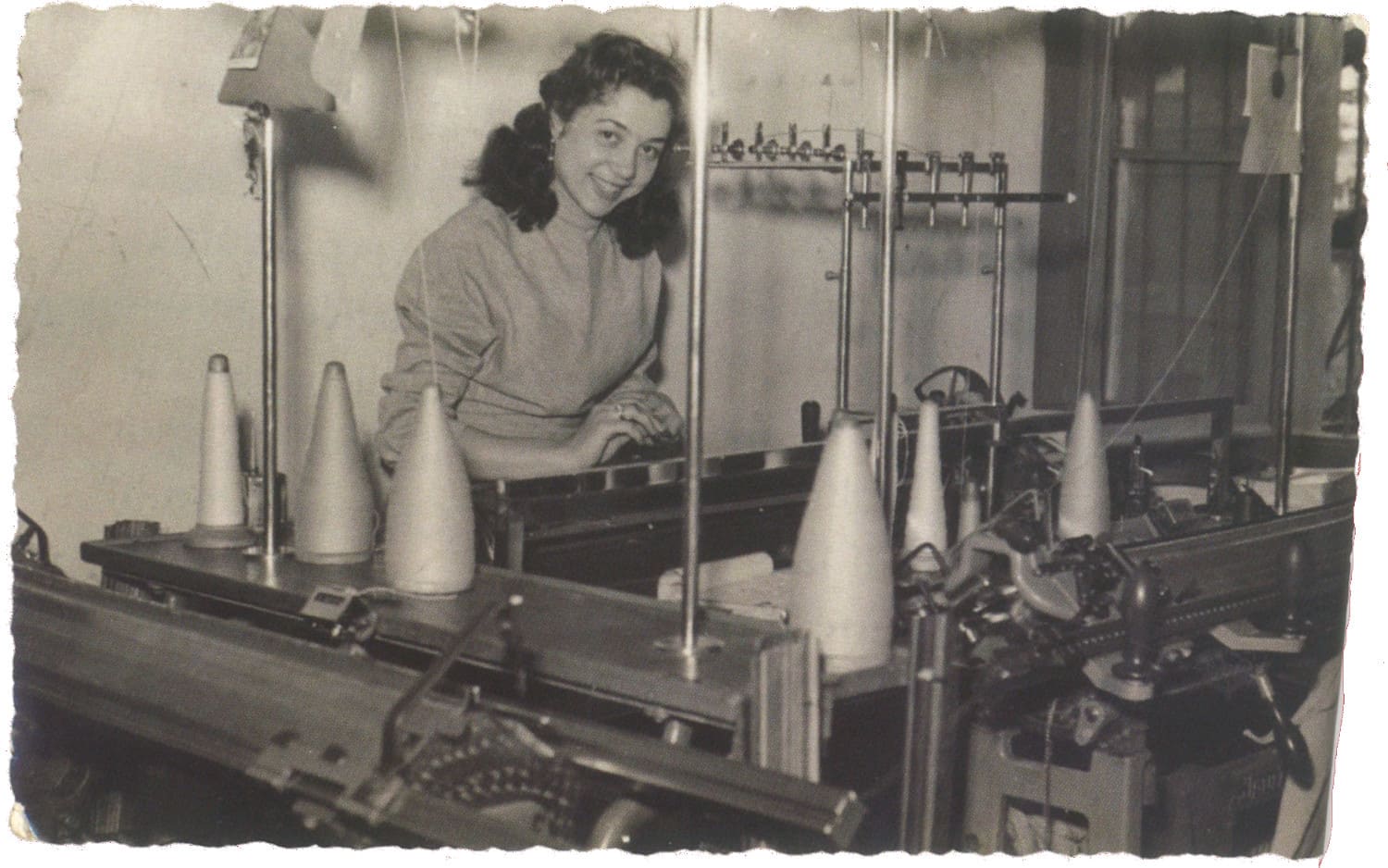 Ponte Sasso (Fano), 1950 circa. Luciana nel suo primo laboratorio in casa dei genitori