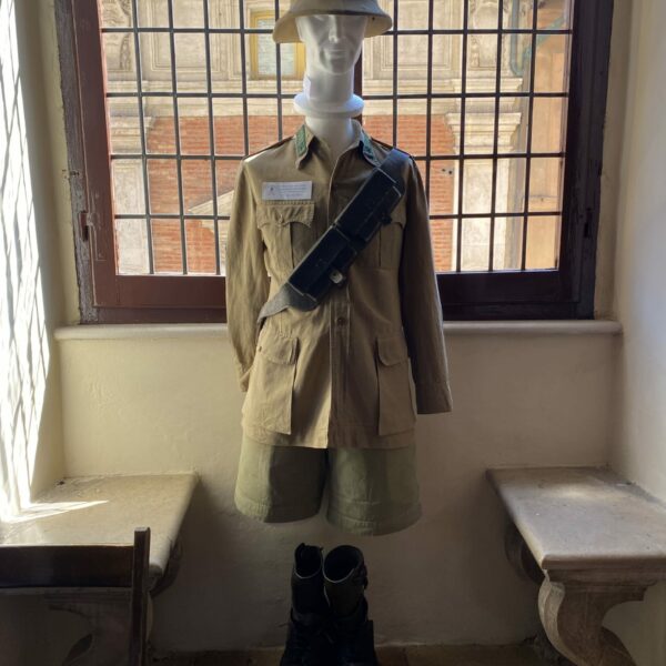 2024-05-24-2ed Mostra Portale delle Memorie-completo tropicale Caporal Maggiore con mostrine della Pavia del 1940-43