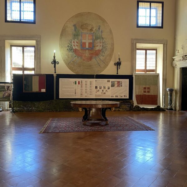 2024-05-24-2ed Mostra Portale delle Memorie-salone d'ingresso con bandiere