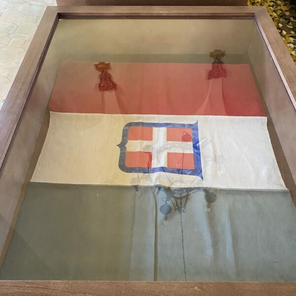 2024-05-24-2ed Mostra Portale delle Memorie-bandiera nella bacheca