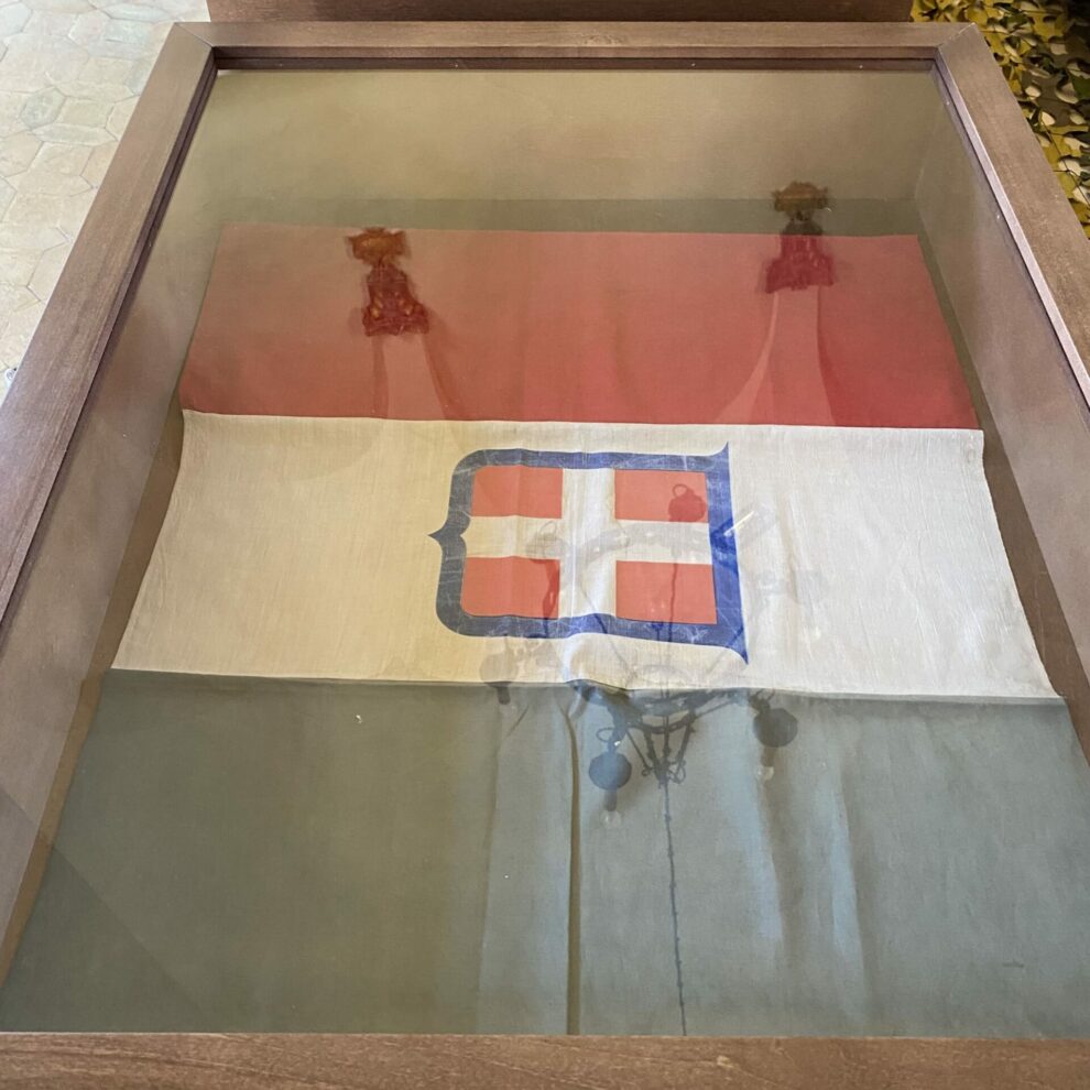 2024-05-24-2ed Mostra Portale delle Memorie-bandiera nella bacheca