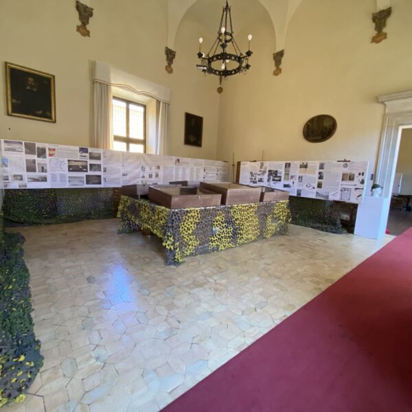 2024-05-24-2ed Mostra Portale delle Memorie-vista sala con bacheche