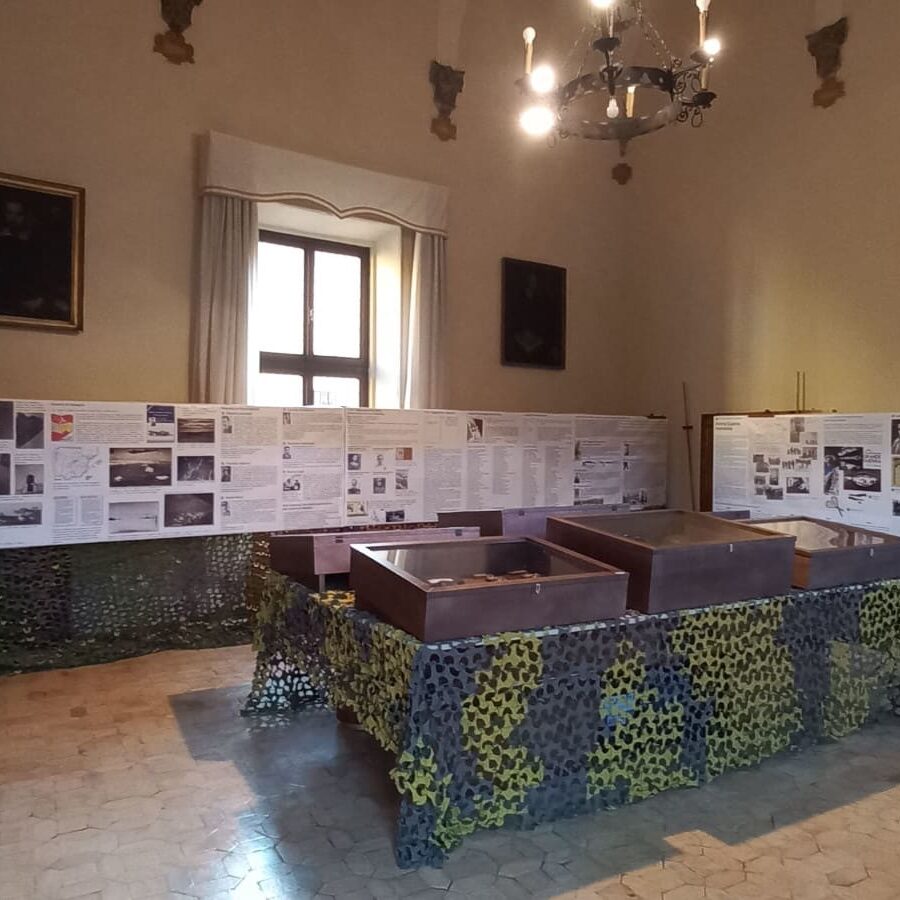 2024-05-24-2ed Mostra Portale delle Memorie-sala con bacheche