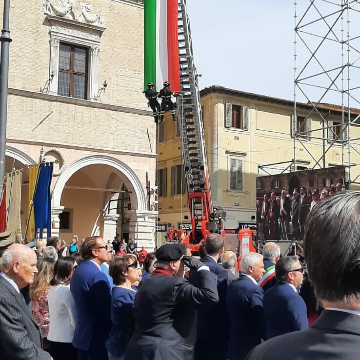 2024-06-02-Festa della Repubblica-i Vigili del Fuoco srotolano il Tricolore