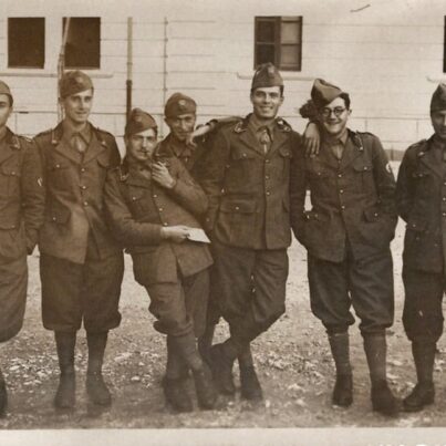 Al corso per aspiranti ufficiali. Carlo è il 4 al centro