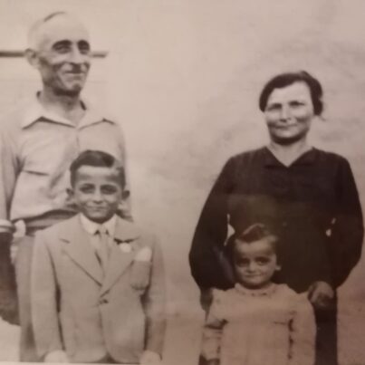 Caribini Arnaldo con la moglie Emilia Annunziata e i figli Livia e Dario nel giorno della prima comunione