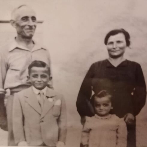 Caribini Arnaldo con la moglie Emilia Annunziata e i figli Livia e Dario nel giorno della prima comunione