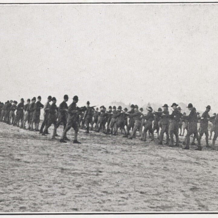 Foto degli studenti-soldato del SATC durante l’addestramento con la baionetta sul campo di esercitazione del VPI, 1918 (tratta dal “Bungle” del 1919, Collezioni Speciali della Virginia Tech)