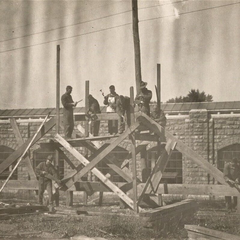 Old McBryde Building, formazione sulla costruzione di ponti militari supervisionata dai docenti di Ingegneria Civile del VPI, 1918 (Immagine dell’Archivio Nazionale)