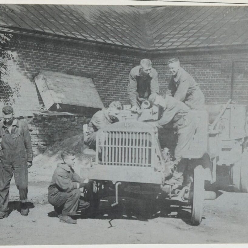 Studenti-soldato del Corpo di Addestramento dell’Esercito degli Studenti (SATC) al VPI mentre apprendono meccanica, 1918 (Immagine dell’Archivio Nazionale)