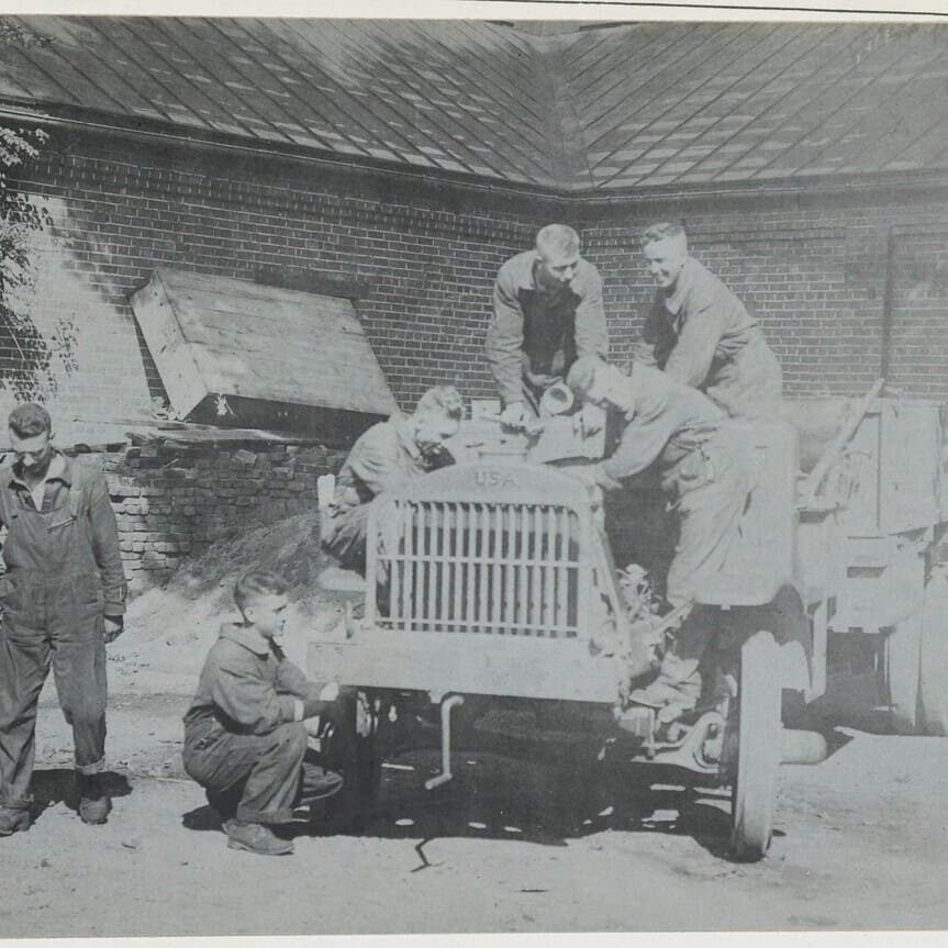 Studenti-soldato del Corpo di Addestramento dell’Esercito degli Studenti (SATC) al VPI mentre apprendono meccanica, 1918 (Immagine dell’Archivio Nazionale)
