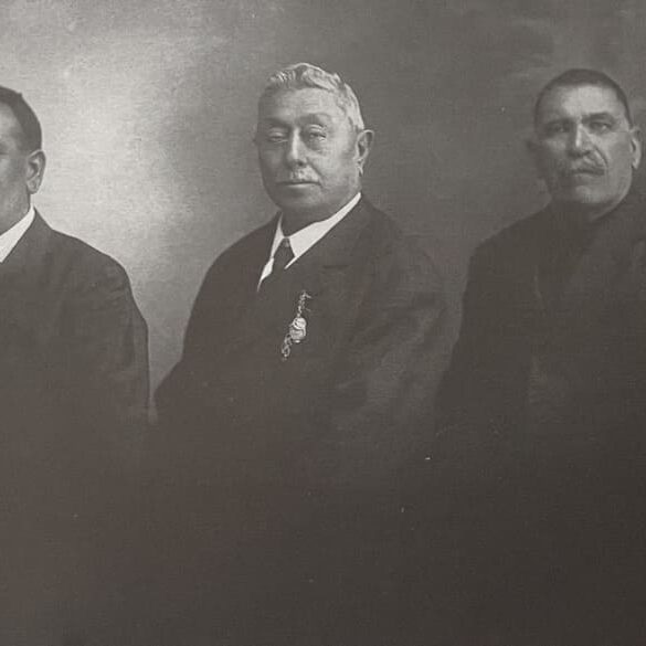 Decani dell'officina del gas. Da sinistra, il capo operaio Angelo Bruscoli, l'esattore Luigi Paganini e il capo fuochista Giuseppe Betti