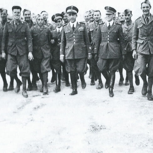 1938, Bengasi - Vittorio Farina, Maggiore di fanteria, con ufficiali e soldati della Divisione Cirene