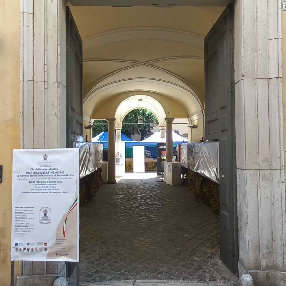 2025-05-24 Inaugurazione 3 edizione mostra Portale delle Memorie presso il cortile di Palazzo Gradari-Ingresso alla mostra
