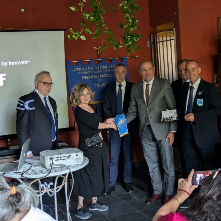 20250614-Lassù dove volano gli eroi-Consegna del Labaretto ai familiari