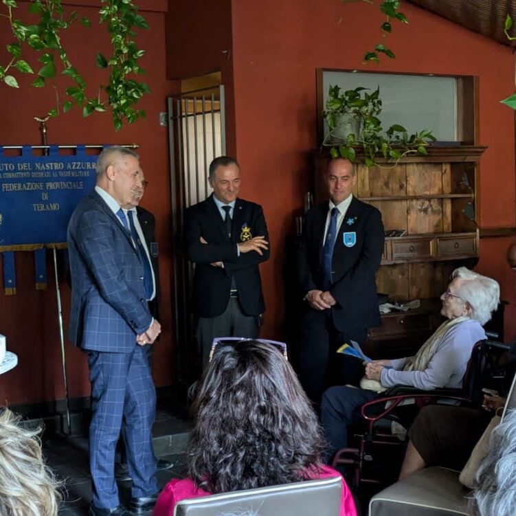 20250614-Lassù dove volano gli eroi-Franca Franzini riceve il Labaretto