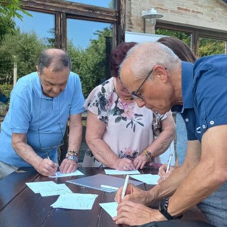 20250614-Lassù dove volano gli eroi-I familiari firmano la cartolina ricordo