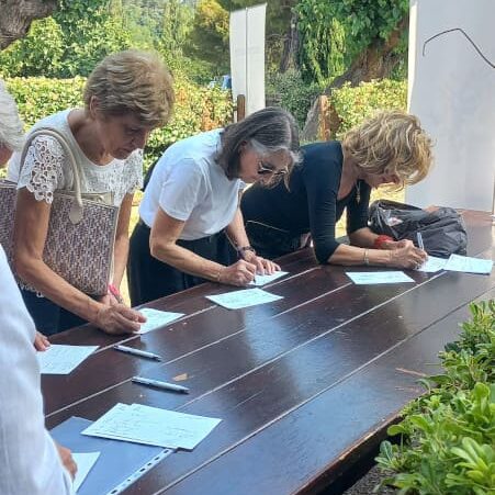 20250614-Lassù dove volano gli eroi-firme dei familiari sulla cartolina ricordo